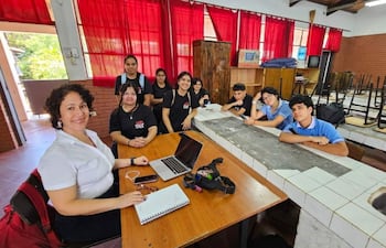 Sofía Molinas dirige una clase frente a estudiantes en el Colegio Nacional Naciones Unidas.