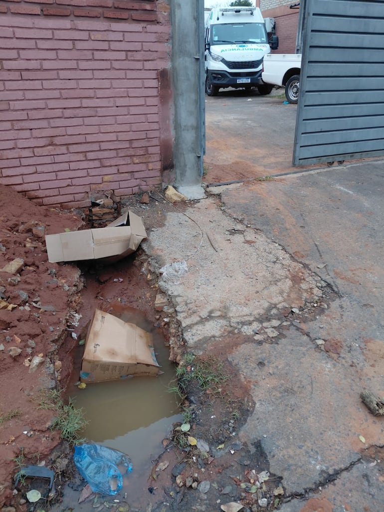 La cloaca da con un ingreso de la parte trasera del Hospital General de Barrio Obrero. Foto: Claudio Genes/ABC TV.