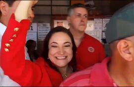 Los diputados cartistas Rocío Abed y Esteban Samaniego (camisa roja) durante el incidente con opositores en el Centro Regional de Educación de Ciudad del Este.