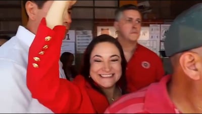 Los diputados cartistas Rocío Abed y Esteban Samaniego (camisa roja) durante el incidente con opositores en el Centro Regional de Educación de Ciudad del Este.
