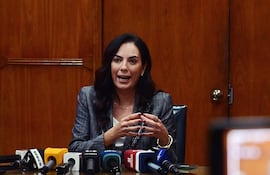 Tras los cuestionamientos de la prensa por su hermetismo, la ministra Claudia Centurión dio una conferencia de prensa.