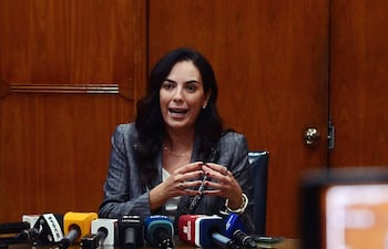 Tras los cuestionamientos de la prensa por su hermetismo, la ministra Claudia Centurión dio una conferencia de prensa.