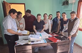 Apoderados de los movimientos internos del Partido Colorado verificaron el estado de los útiles que acompañan las maquinas de votación.