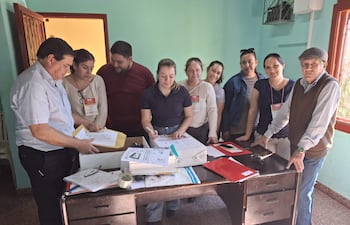 Apoderados de los movimientos internos del Partido Colorado verificaron el estado de los útiles que acompañan las maquinas de votación.
