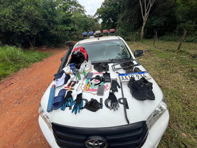 Algunas de las evidencias que fueron recogidas por los uniformdos durante la intervención efectuada.