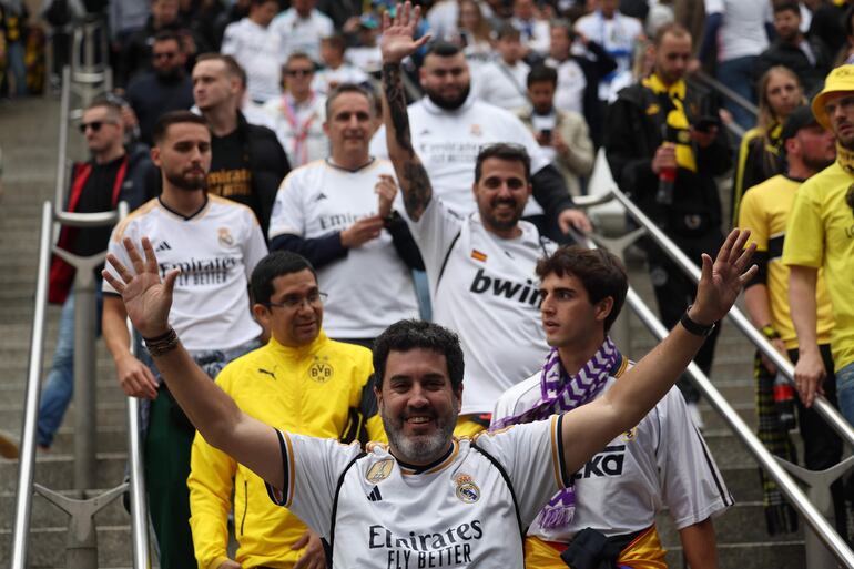 Los aficionados en los alrededores del estadio de Wembley antes de la final de la Champions League entre el Borussia Dortmund y el Real Madrid en Londres.