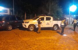 Agentes policiales en frente de la casa donde se encontraron los tres cuerpos.