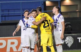 El portero del Sportivo Ameliano, Miguel Martínez recibe las felicitaciones de sus compañeros, luego de la definición en la tanda de penales. (Foto: @CopaParaguayAPF)