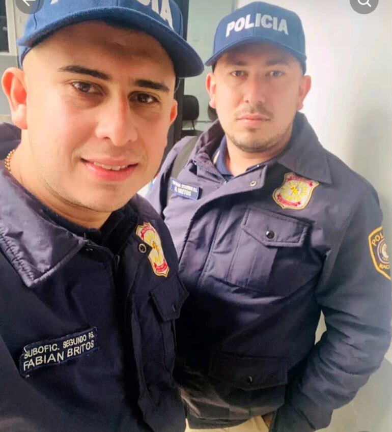 Los hermanos Bonifacio Fabián Britos Benítez y Miguel Alejandro Britos Benítez, capturados con drogas en Brasil y ahora dados de baja de la Policía.