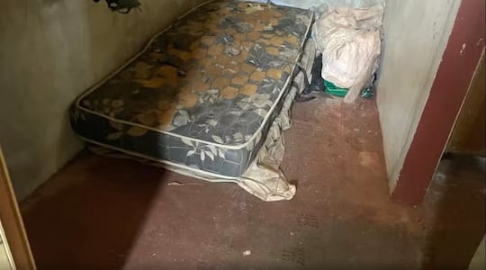 Una de las camas que usaban los trabajadores paraguayos víctimas de trata de personas rescatados de una propiedad rural del Paraná, Brasil.