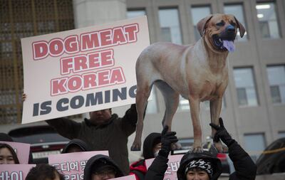 Manifestantes de grupos activistas protestan exigiendo la aprobación de la ley que prohíbe el consumo humano de carne de perro en Seúl, Corea del Sur, este martes.