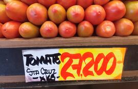 El tomate está carisimo, se vende a G. 27.200 por kilogramo, en supermercados.