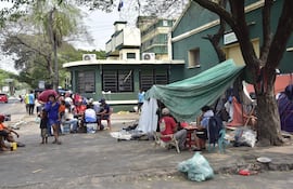 Indígenas frente a la sede del INDI en Asunción, sobre la avenida Artigas. (Imagen de archivo)