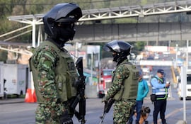 Militares de Ecuador custodian el paso de vehículos en el puente internacional de Rumichaca, el principal paso fronterizo entre Colombia y Ecuador en Rumichaca (Ecuador).
