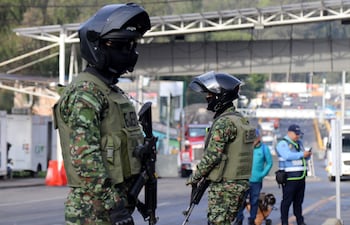 Militares de Ecuador custodian el paso de vehículos en el puente internacional de Rumichaca, el principal paso fronterizo entre Colombia y Ecuador en Rumichaca (Ecuador).