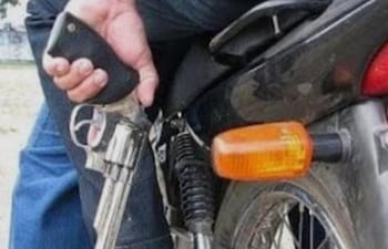 Foto ilustrativa de asaltantes en motocicleta.