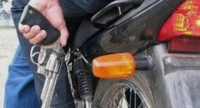 Foto ilustrativa de asaltantes en motocicleta.