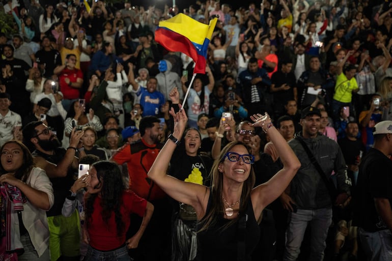 Aficionados venezolanos celebran la victoria de su selección nacional de béisbol en la final del Clásico Mundial de Béisbol 2026.