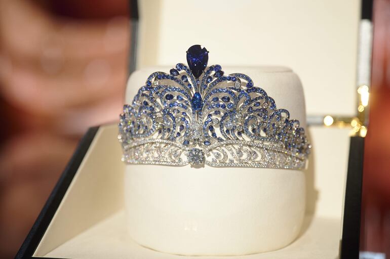 La corona elaborada por la firma Mouawad para Miss Universo durante su presentación en el Ernest N. Morial Convention Center en Nueva Orleans, Luisiana (EEUU). 