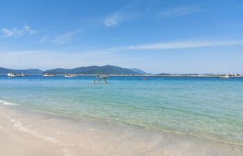 Las aguas cristalinas cautivan a los turistas en la Ilha do Campeche de Floripa, Brasil.