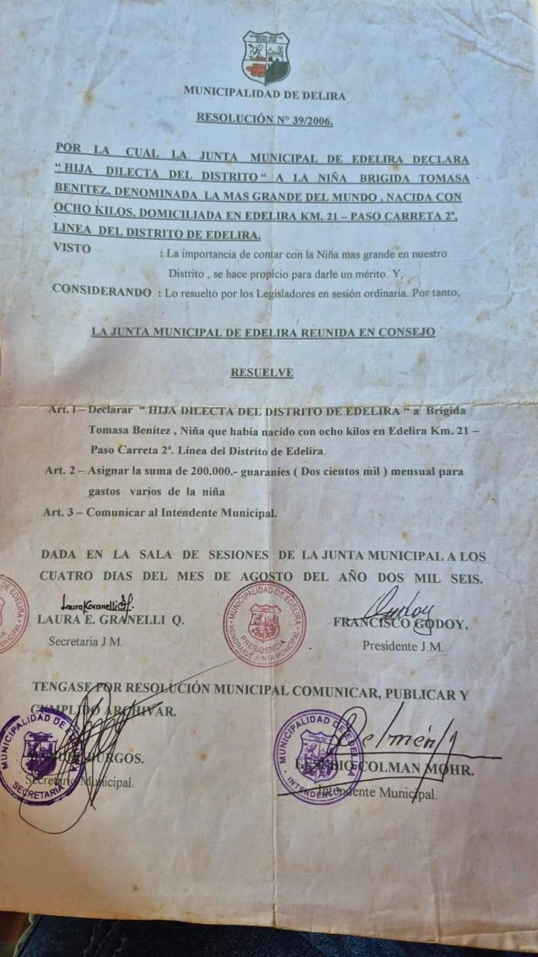 Documento oficial que declara a Brígida Tomasa Benítez hija dilecta de Edelira, con el escudo y sellos municipales.