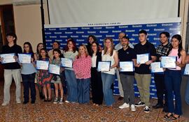 Ganadores en el Salón Fundadores de La Casona de Coomecipar.
