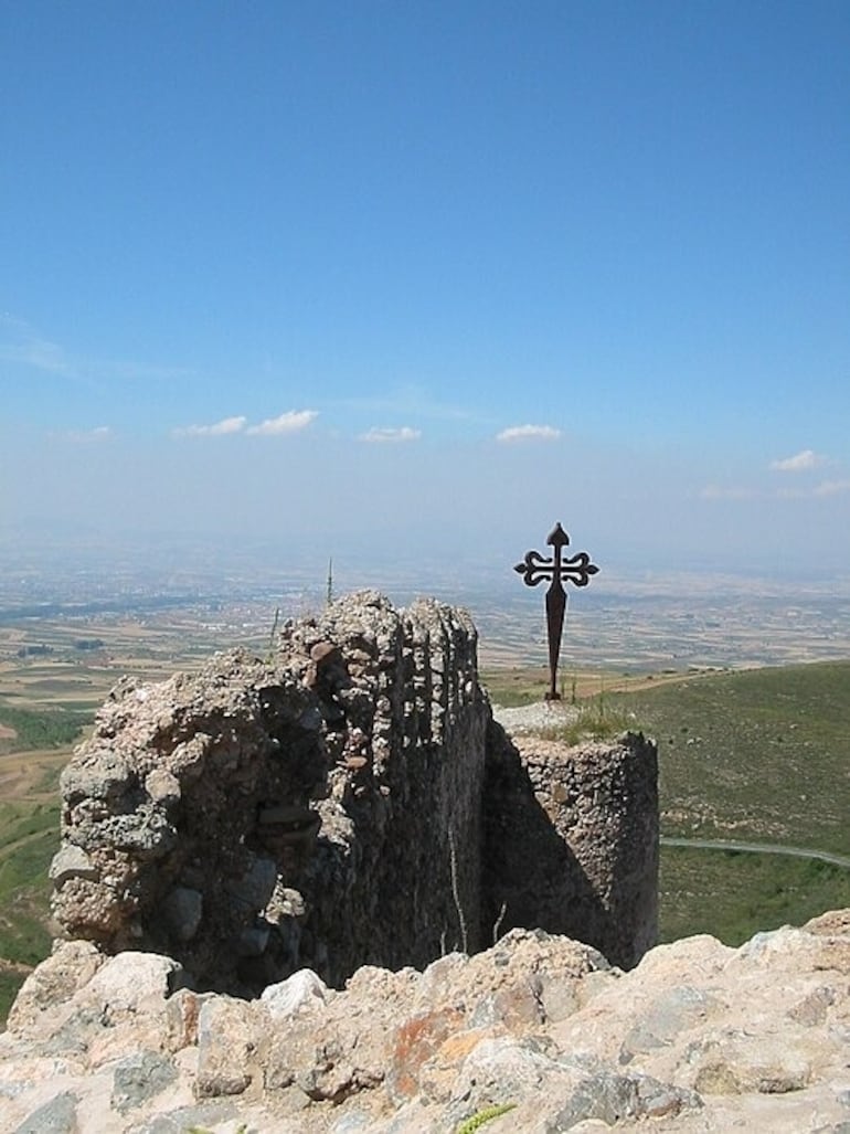 La cruz de Santiago, en la cúspide de una torre del castillo de Clavijo.
