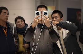 Huawei pesume de su nuevo teléfono móvol Mate 70, lanzado en Pekín.