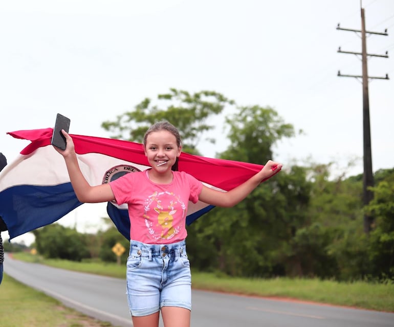 Los fanáticos de la selección paraguaya acudieron a la Albiróga para despedir a los jugadores y el cuerpo técnico.