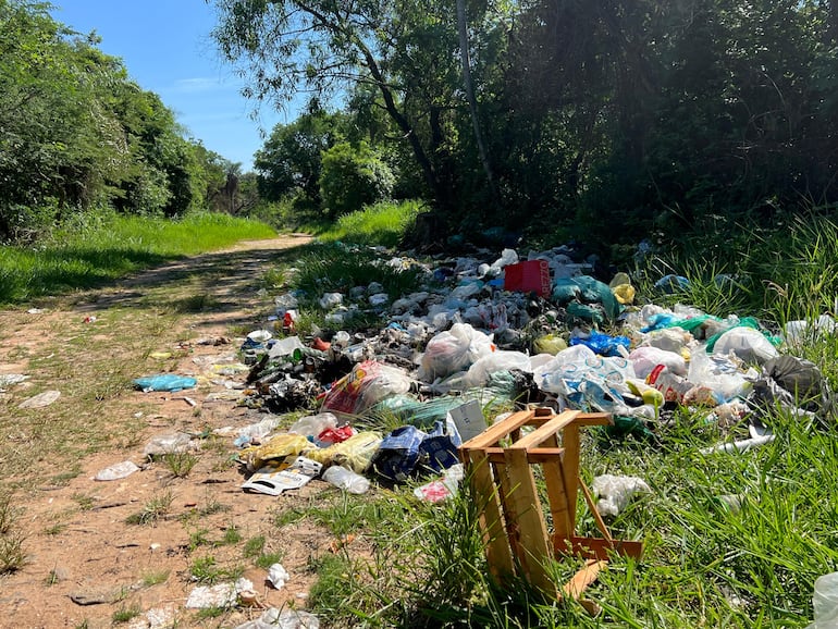 En distintos sectores de la compañía Pirayu’i, la basura se hace visible y evidencia el abandono.