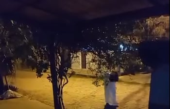 Una de las mujeres vestidas de blanco que recorre cementerios en Guarambaré