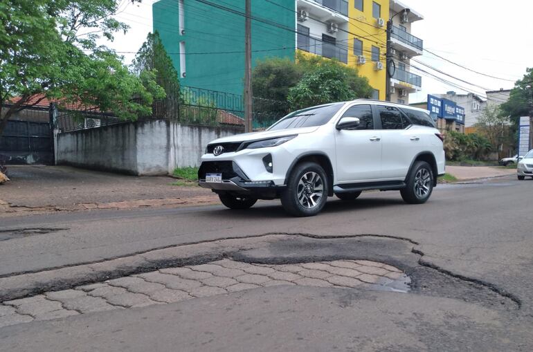 La avenida Capitán del Puerto fue reparada en varias ocasiones por la Municipalidad, pero sigue en pésimas condiciones.