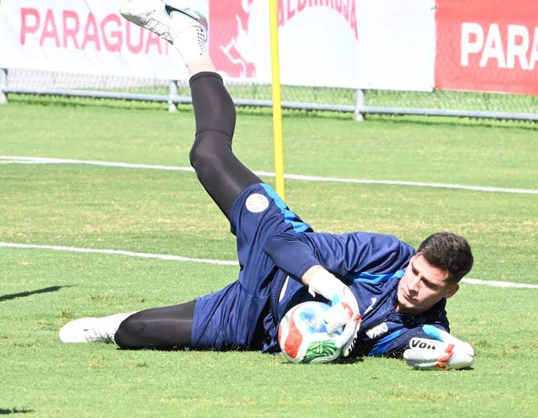 Orlando Gill se mantiene como el arquero titular frente a Turquía.