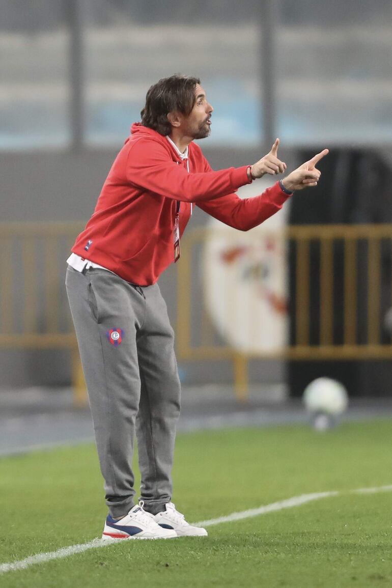 El argentino Diego Martínez, entrenador de Cerro Porteño, en el partido frente a Sporting Cristal por la quinta fecha del Grupo G de la Copa Libertadores 2025 en el estadio Nacional, en Lima, Perú. 
