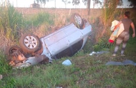 Volcó su auto tras esquivar a una moto sin luz en Jesús.