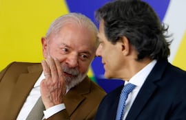 El presidente de Brasil, Luiz Inacio Lula da Silva (I) conversa con su ministro de Hacienda, Fernando Haddad.