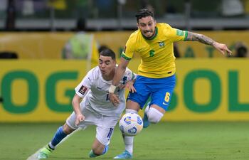 Alex Telles (d) fue convocado por Dorival Junior a la selección.