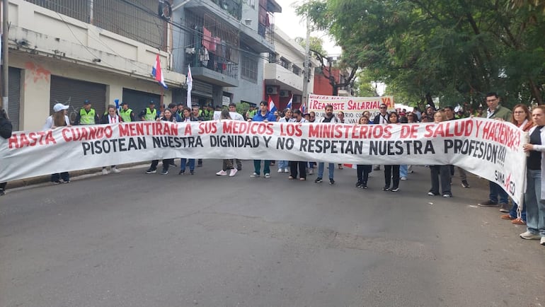 La marcha se inició temprano en el ex Seminario Metropolitano y tuvo su primera parada frente a la sede del Ministerio de Salud Pública (MSPYBS).