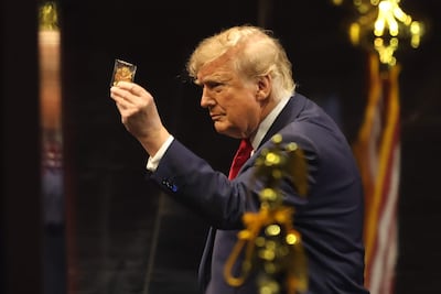 AME6477. DALLAS (ESTADOS UNIDOS). El presidente de EE.UU., Donald Trump, sostiene una tarjeta en el segundo día de la convención nacional del Partido Republicano, en Dallas (Estados Unidos). EFE/ Carlos Ramírez