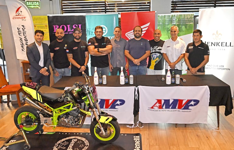 Colaboradores y pilotos de la AMVP.