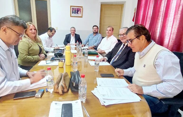 Miembros del Consejo administrativo de Caja de jubilaciones y pensiones del personal municipal (C JPPM) durante la sesión ordinaria de la semana pasada.