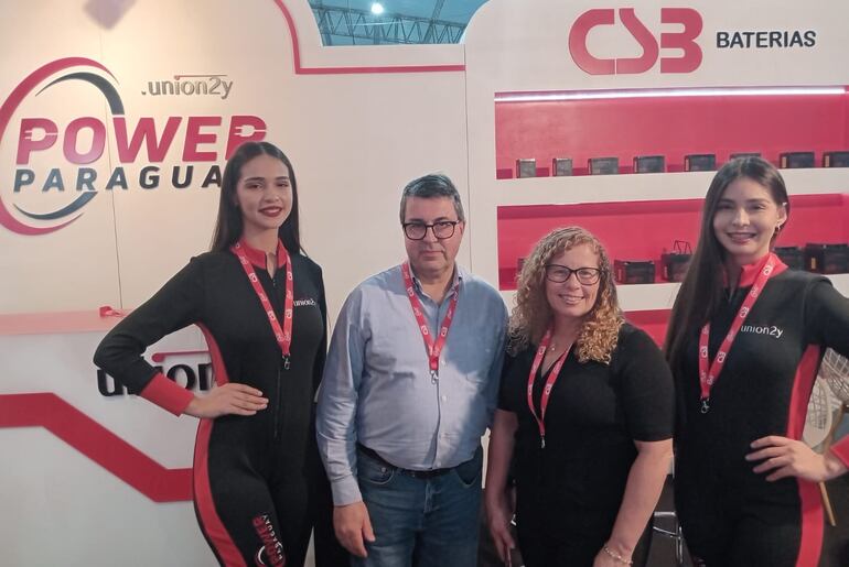 Eduardo Sapia, directivo de Power Paraguay, y Alessandra Magalhães, Latin America Regional Sales Manager de CSB Energy Technology.