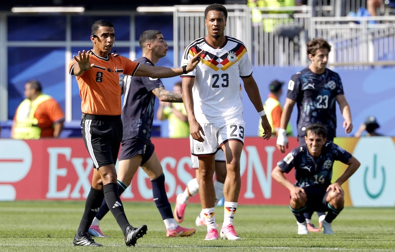 El árbitro Jalal Jayed gesticula durante el partido de los dieciseisavos de final de la Copa Mundial de la FIFA 2026 entre Alemania y Paraguay, en Boston, EE. UU..