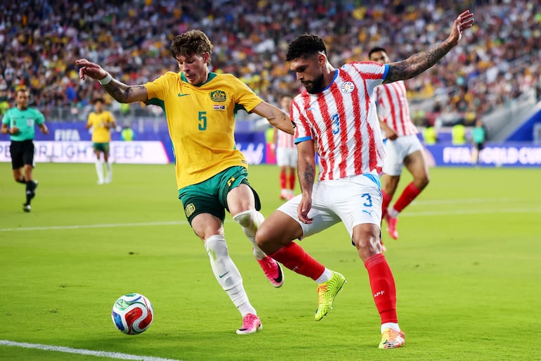 Jordan Bos #5 de Australia disputa el balón contra Omar Alderete #3 de Paraguay durante el partido del Grupo D de la Copa Mundial de la FIFA 2026 entre Paraguay y Australia en el San Francisco Bay Area Stadium, en Santa Clara, California.