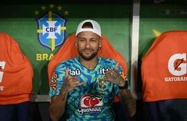 El delantero de Brasil, Neymar, hace gestos desde el banquillo antes del partido de fútbol amistoso internacional entre Brasil y Panamá en el estadio de Maracaná en Río de Janeiro, Brasil.
