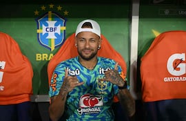 Aquí tienes la traducción al español:
"El delantero de Brasil, Neymar, hace gestos desde el banquillo antes del partido de fútbol amistoso internacional entre Brasil y Panamá en el estadio Maracaná en Río de Janeiro, Brasil.
