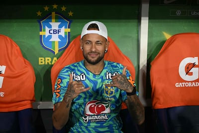 El delantero de Brasil, Neymar, hace gestos desde el banquillo antes del partido de fútbol amistoso internacional entre Brasil y Panamá en el estadio de Maracaná en Río de Janeiro, Brasil.