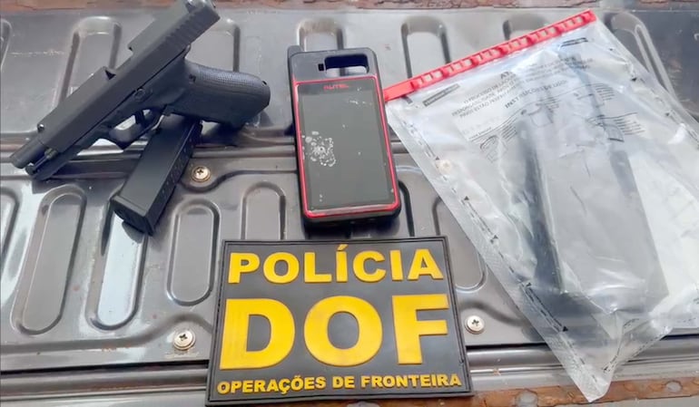 La pistola, el inhibidor de señal y otras evidencias que tenía el delincuente paraguayo ahora fallecido.