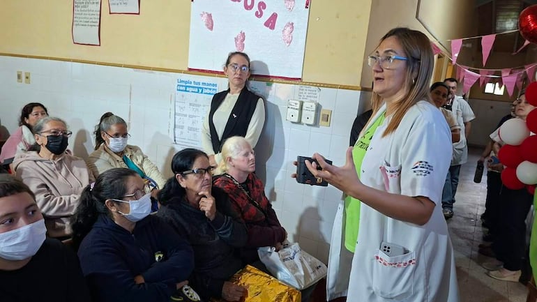 La nutricionista Mirta Machuca explicó a los pacientes la importancia de una buena alimentación para llevar una vida saludable.