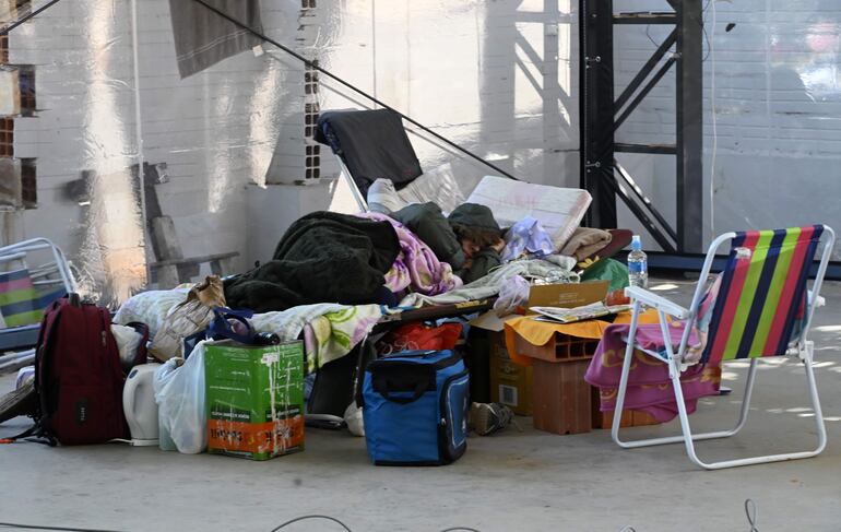 Los que están a cargo de cuidar a un ser querido hospitalizado en el IPS, deben pasar por incontables penurias. 